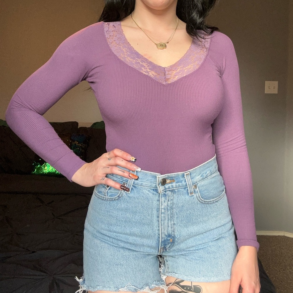 Long Sleeve Ribbed Lace V-Neck Top in Lavender